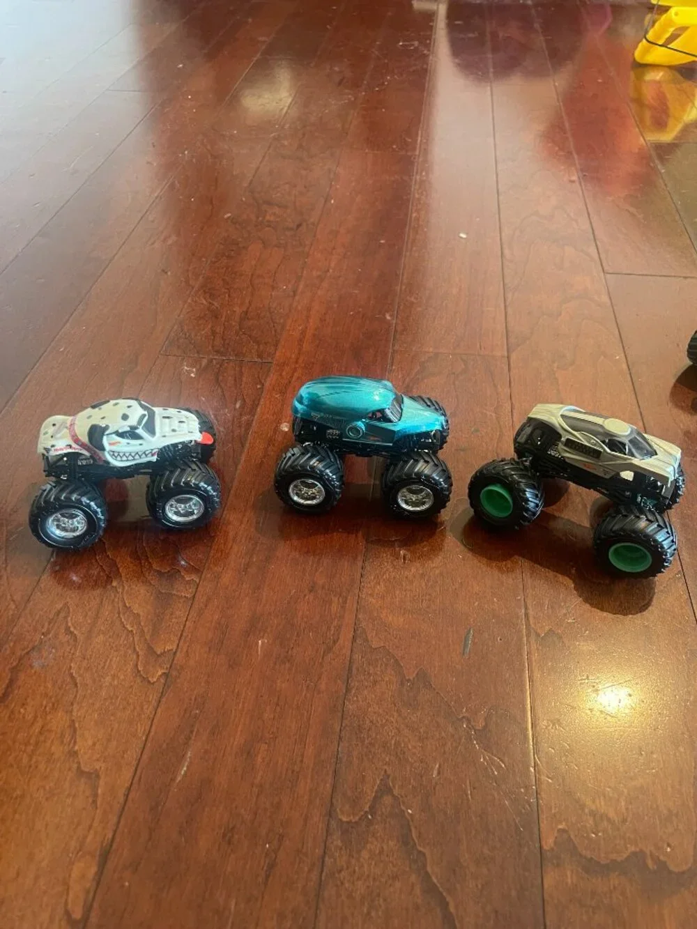 Hot Wheels Monster Jam Grave Digger Storage Case + 15 Trucks